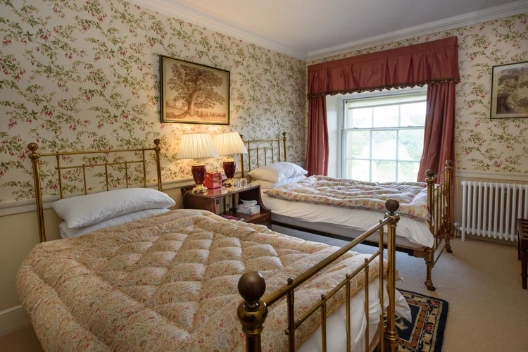 King/Twin with Shared Bathroom
